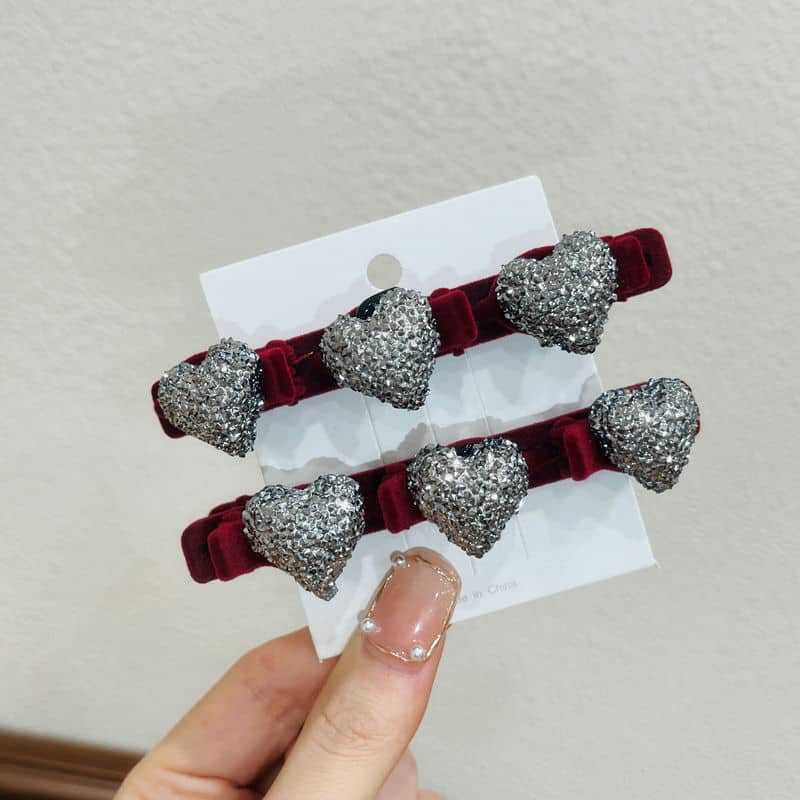 A red diamond ball flocking clip