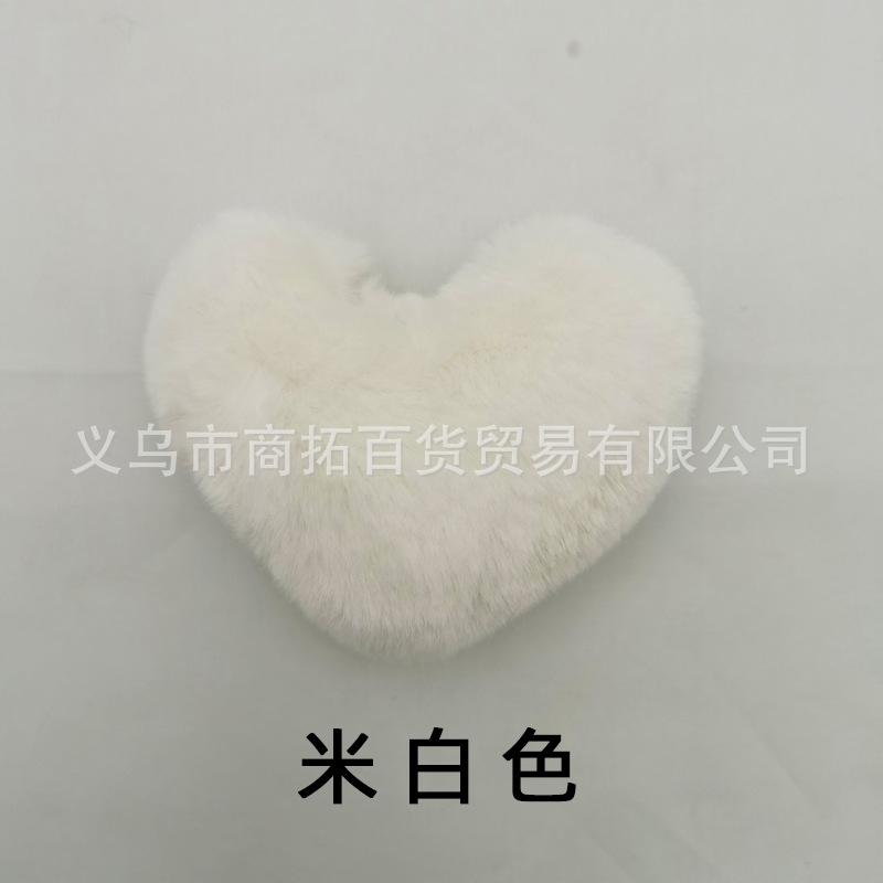 メーカーの現物のぬいぐるみのハート型のキーホルダーの部品8*9cmの毛玉