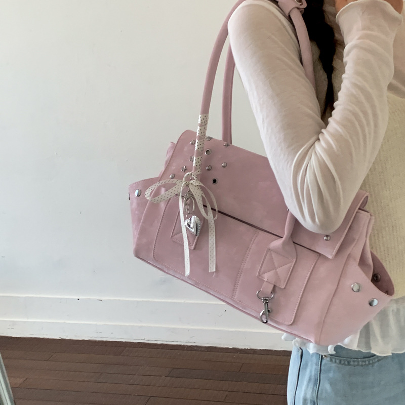 Sweet and cool rivet motorcycle bag, versatile shoulder bag, crossbody bag, 2026 new collection, high-quality, niche design, women's bag