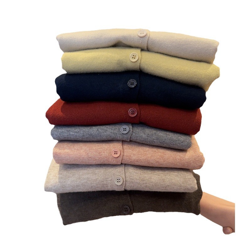 乳系の優しいショートニットのカーディガン女性の春秋気質の中にセーターのコートを着て、年齢を減らします。