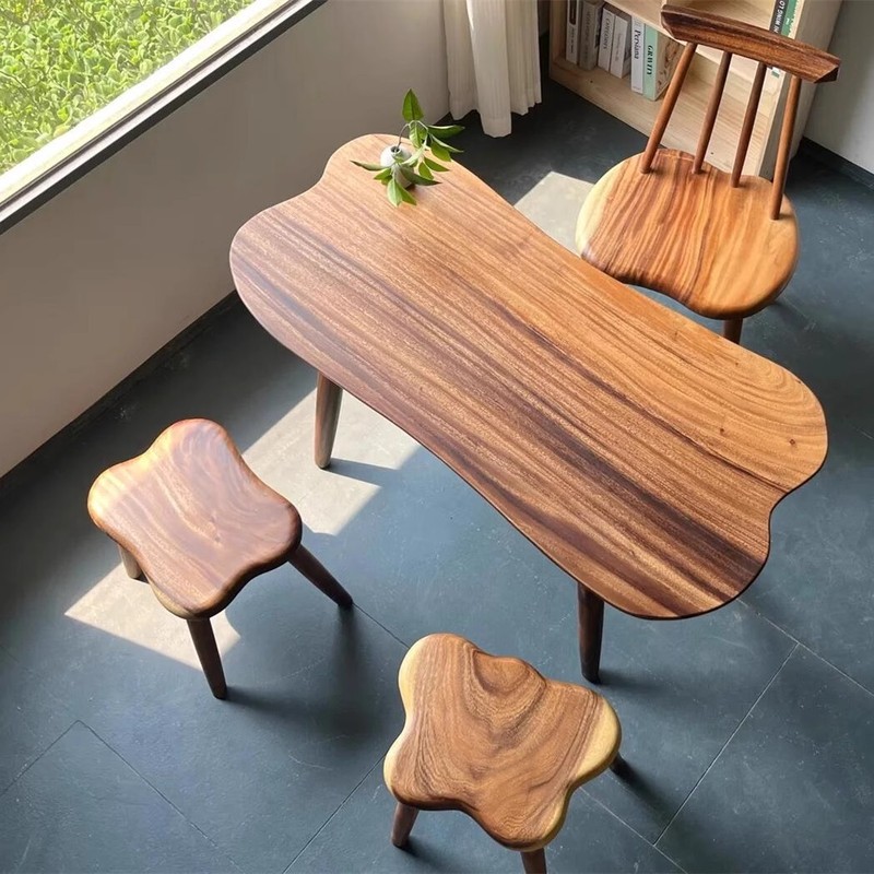 胡桃材無垢材茶テーブル、自然な形のテーブル、雨木異形バルコニー用小型茶テーブル、小スペース用スツール、レジャーチェア、異形デザイン|undefined