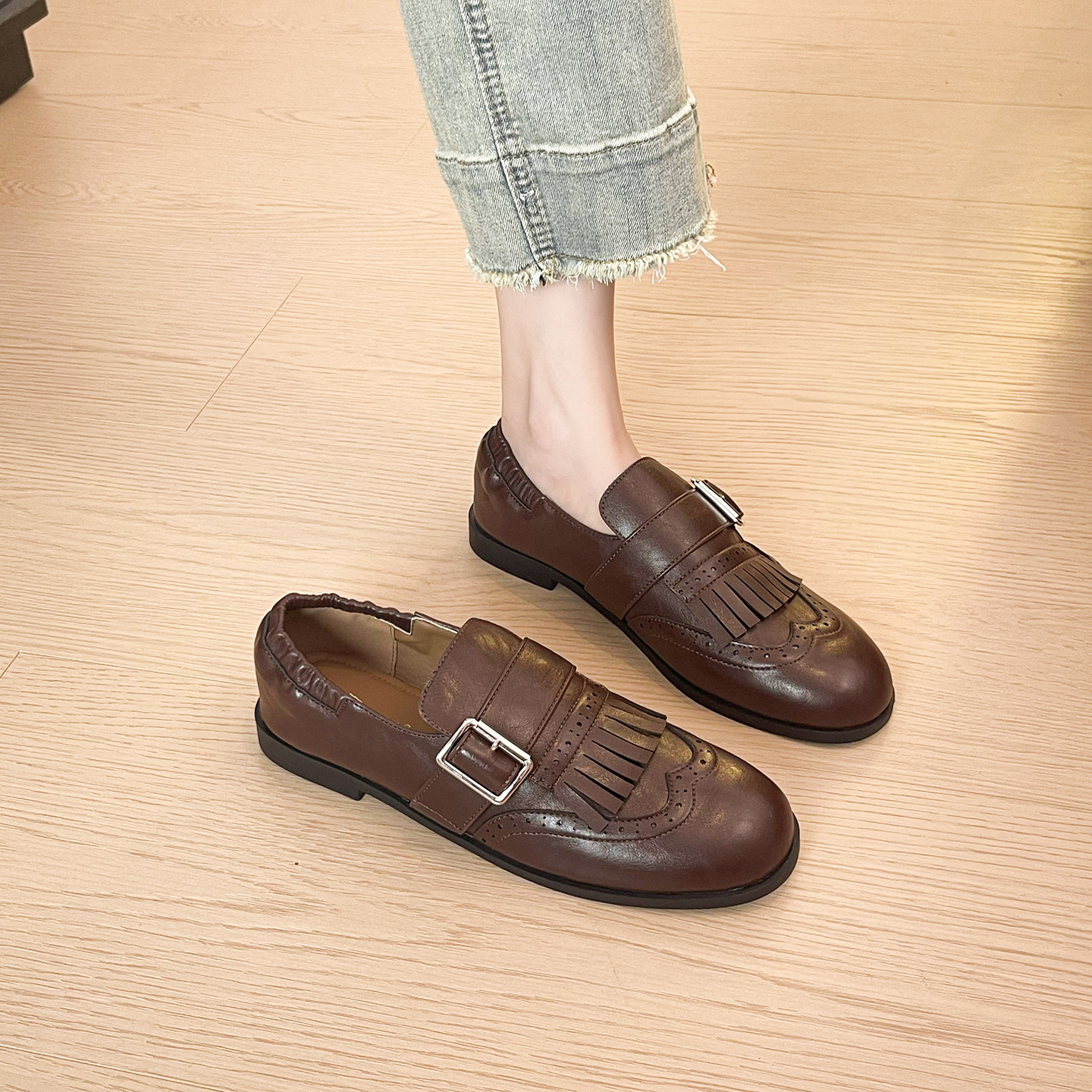 Damsko loafers i brittisk stil i läder med spänne och tofs_voghion.com
