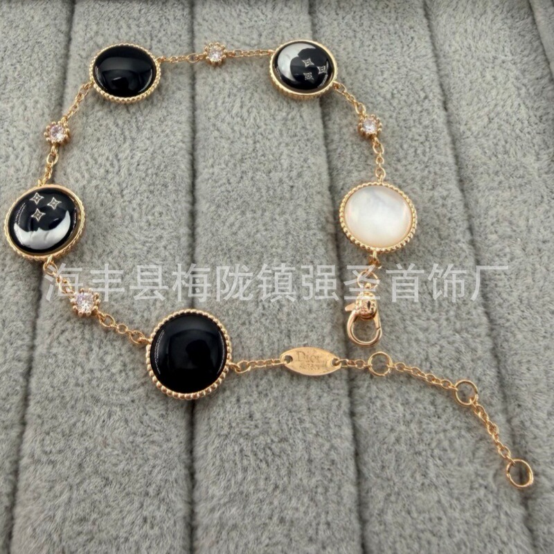 Dijia's New Sun, Moon, and Stars Double-Sided Five-Flower Bracelet with an Eight-Pointed Star, Light Luxury, High-End Feel, Simple, Fashionable, and Versatile Jewelry Dijia's New Sun, Moon, and Stars Double-Sided Five-Flower Bracelet with an Eight-Pointed Star, Light Luxury, High-End Feel, Simple, Fashionable, and Versatile Jewelry