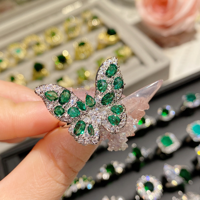 ツバキのフランスのレトロで豪華な気質の祖母の緑のドリルの指輪の金メッキの満天の星の露の玉の緑の尖った指輪