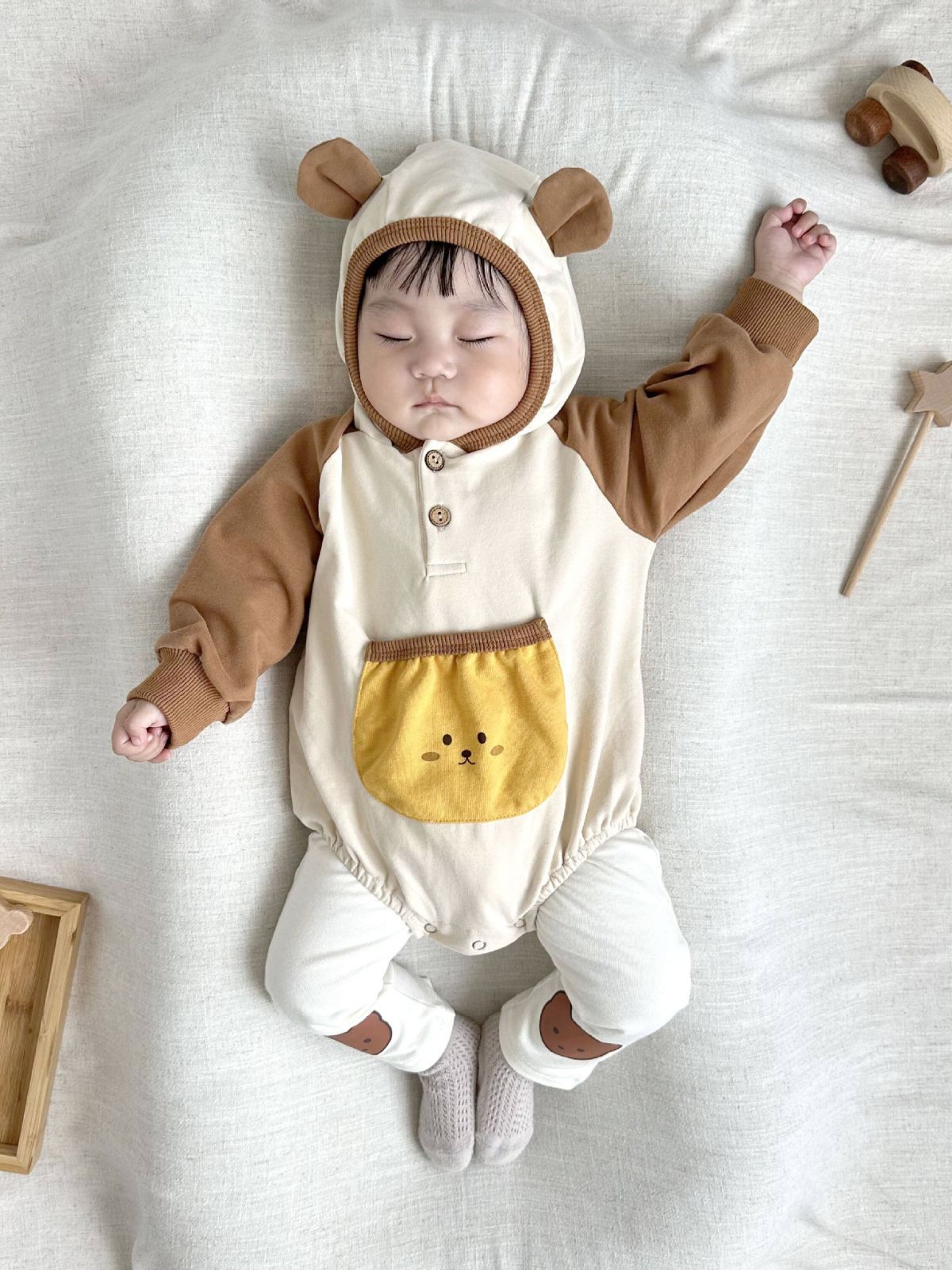 26 nuevos modelos de ropa de bebé estilo coreano para primavera, pelele con bolsillo de parche en forma de oso estilo ins, conjunto de mono para bebé.