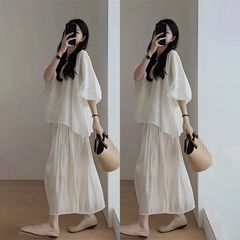 小さい子は夏の女性の半袖の上着の白い半身のスカートを着て年齢を減らします。