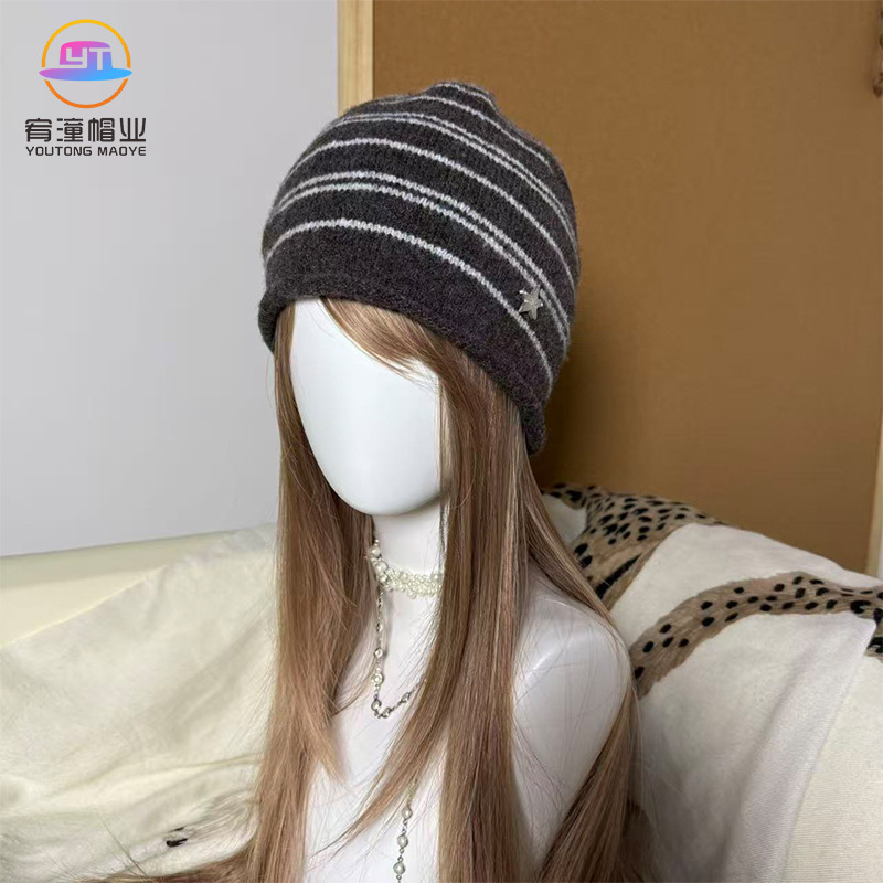 26 Early Autumn New Simple Striped Knit Hat with Metal Logo, Vintage Rolled Edge, Face-Slimming Beanie