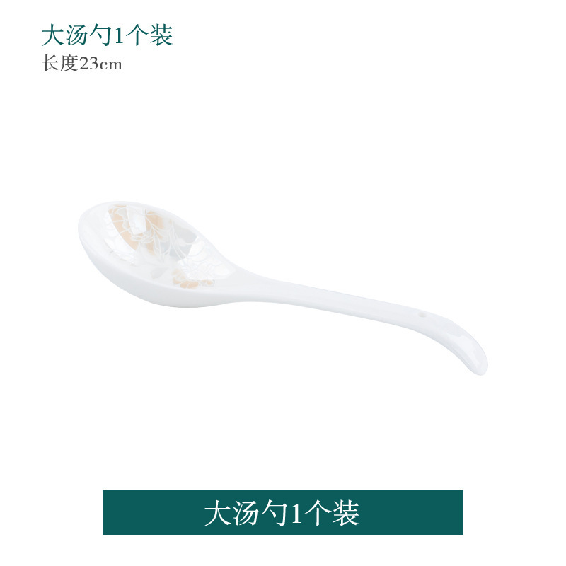 우아한 사교계 명사의 큰 숟가락