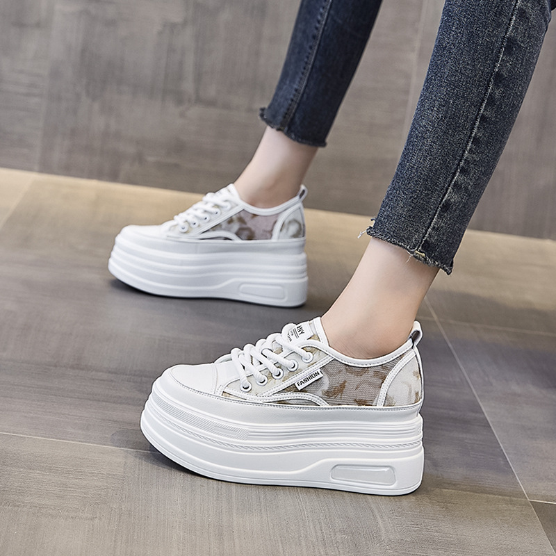 2024 봄과 여름 새로운 폭발 높은 흰색 신발 여성 올매치 여성 신발 두꺼운 밑창 틈새 8CM 소형 보드 신발