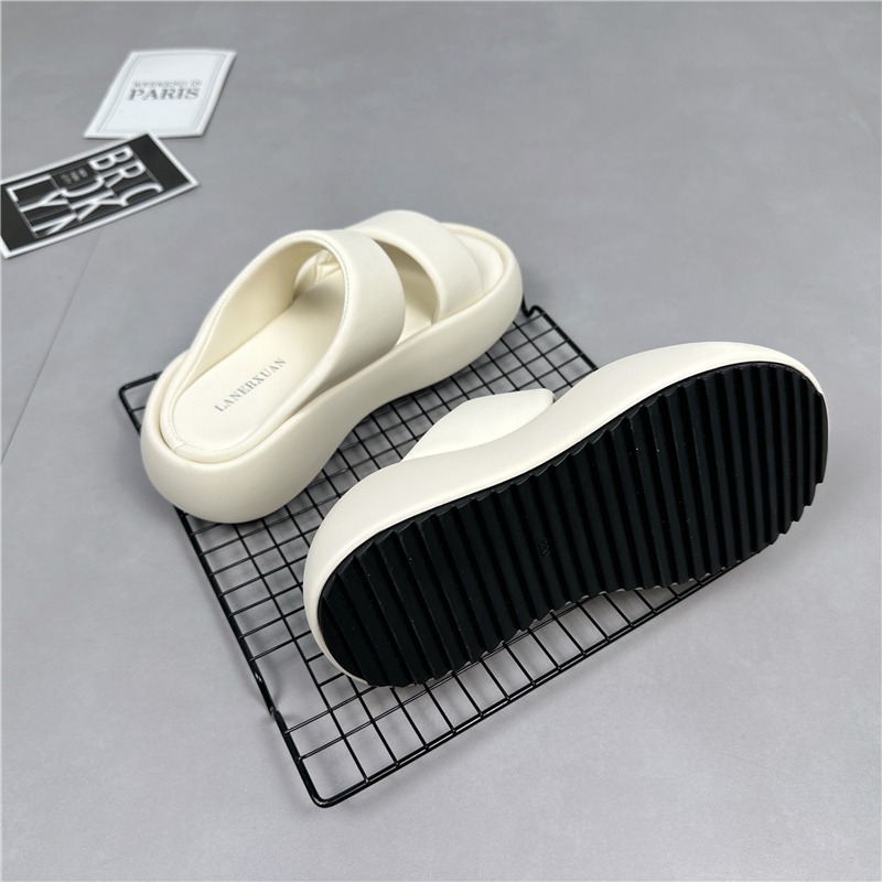 Tykksålede skinnsandaler og tøfler for kvinner 2023 sommer ny mote ett-ords all-match myk bunn casual sklisikre yttertøysandaler_voghion.com