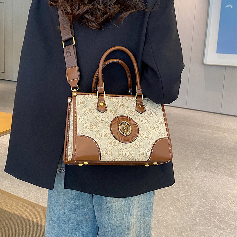 2023 Herbst Neue Live-Übertragung Beliebte Lässige Große Kapazität Modische Einfache Ein-Schulter-Diagonalgriff Griff Damentasche_voghion.com