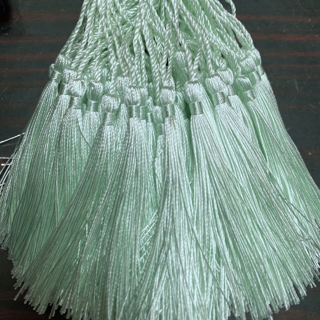 Fabricantes al por mayor de bordilla pequeña espiga colgante China nodo bordilla pequeño marcador de bordilla caja de regalo colgante fan espiga