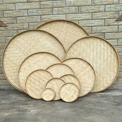 竹編み干し料理の神器と箕農家の竹編み製品の古い手作りふるいに穴があります。