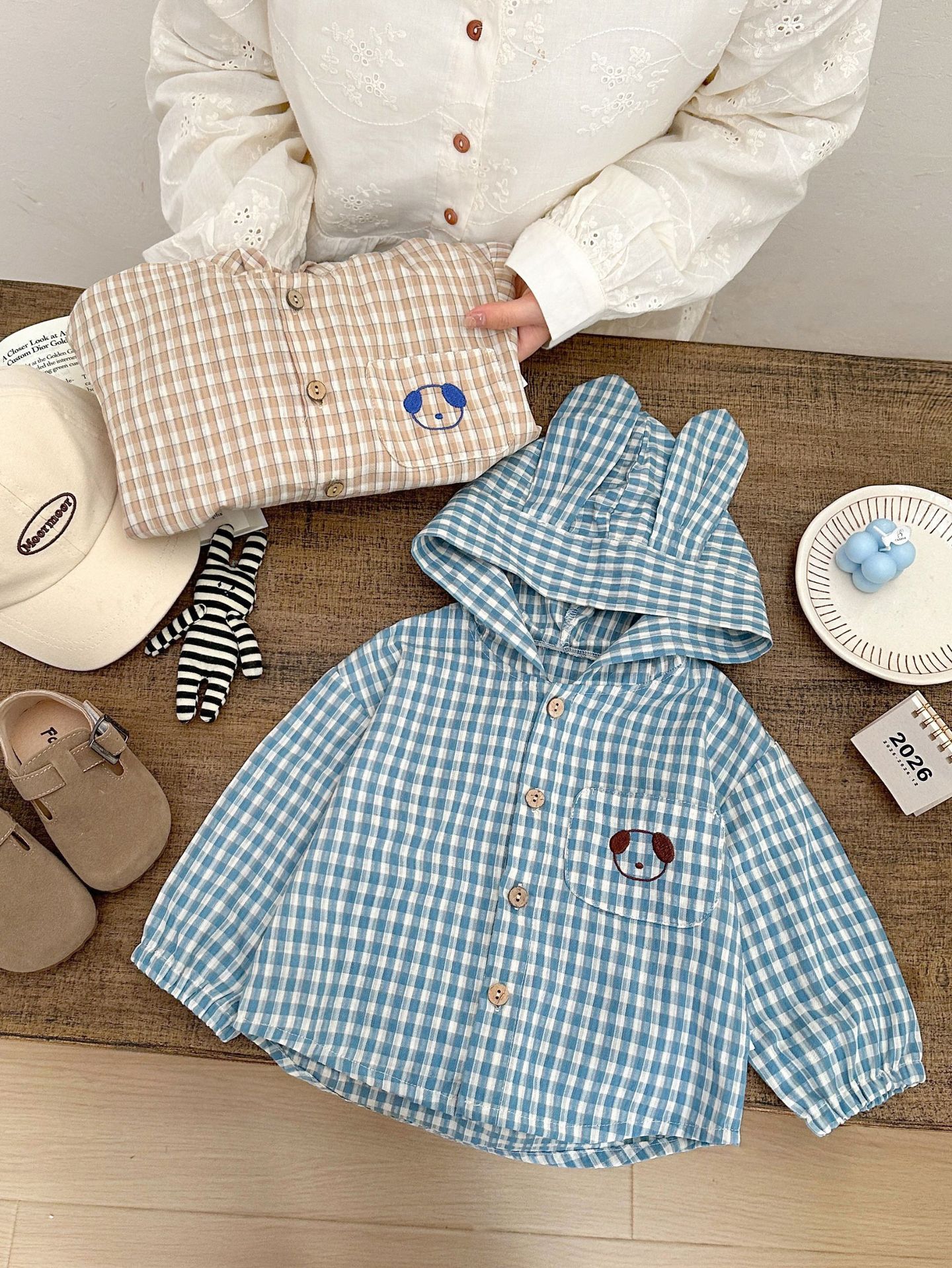 Camisas lindas coreanas para bebés de sexo masculino y femenino 2026 primavera nueva camisa con capuchón de estilo a cuadros para niños extranjeros