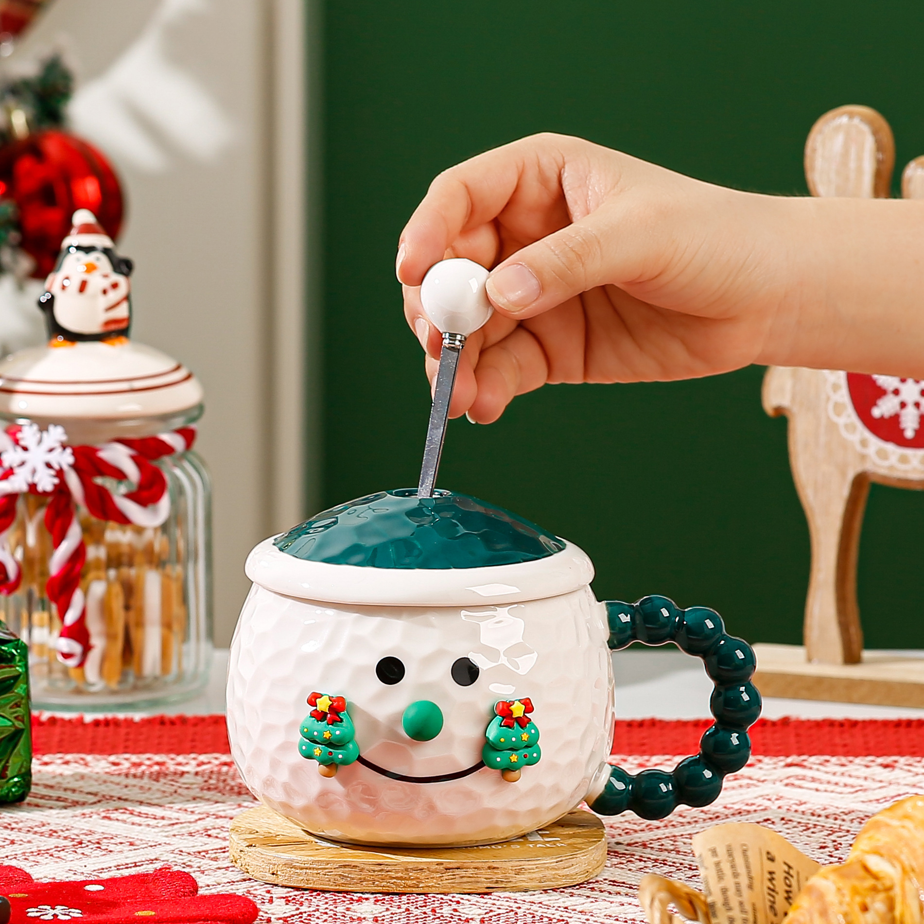 Taza de muñeco de nieve de regalo de Navidad creativa transfronteriza con tapa Taza de agua de cerámica para el hogar de oficina Taza de Navidad de alto valor