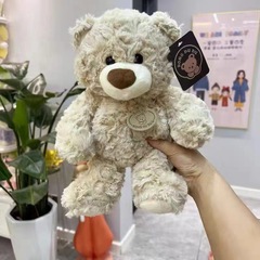 テディベア人形熊のぬいぐるみが熊のぬいぐるみを抱いて花屋のぬいぐるみ卸売りの誕生日プレゼントを出した