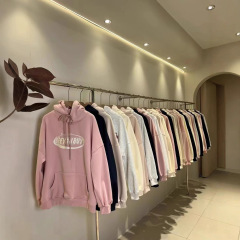 韓国版のゆったりとしたベルベットは、帽子付きのセーターの女性モデル秋十三行ブランドの婦人服卸売りの手の供給源を厚くした