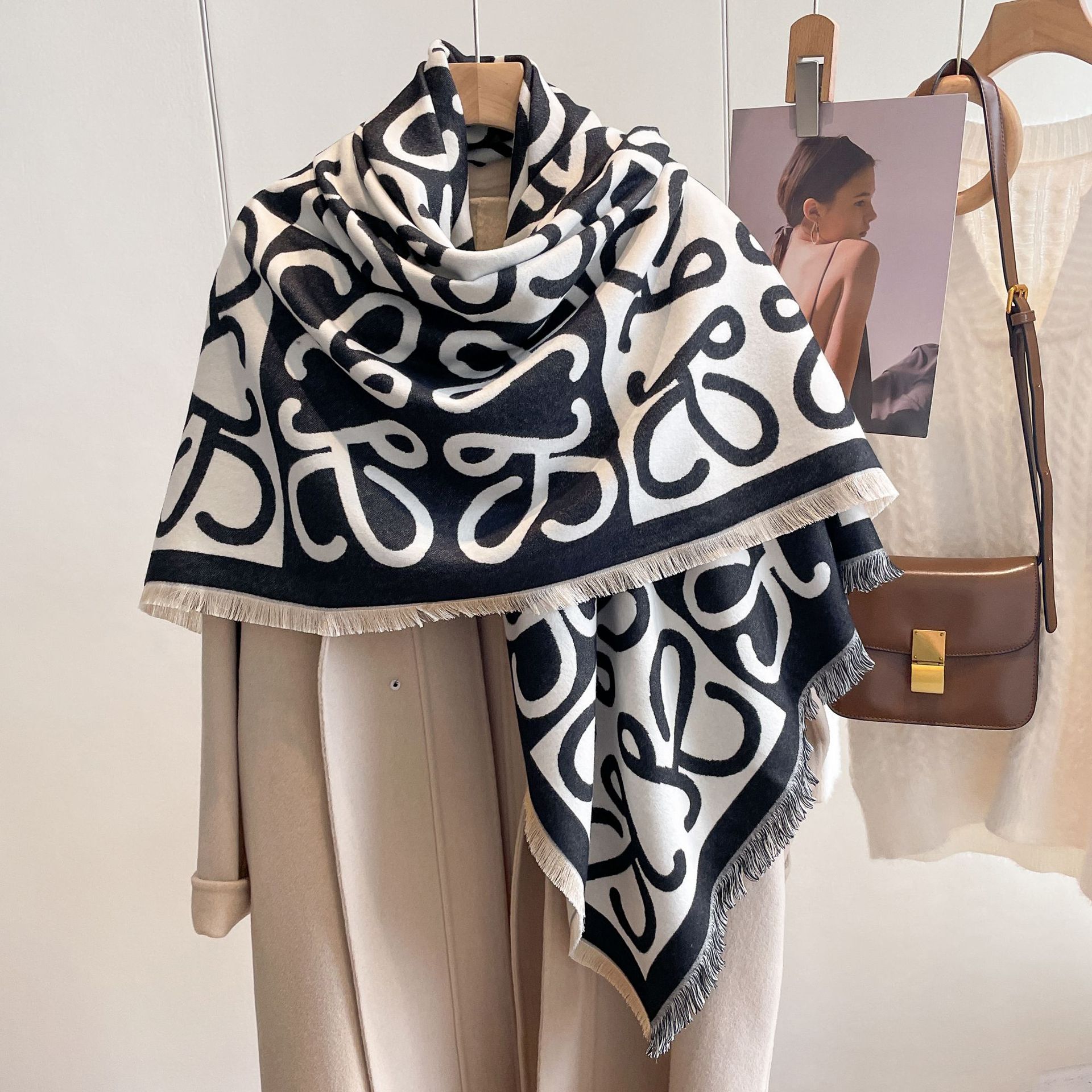 Otoño e Invierno nueva bufanda cuadrada estilo coreano letras geométricas Cachemira-como bufanda de moda elegante bufanda caliente chal ropa exterior para mujeres