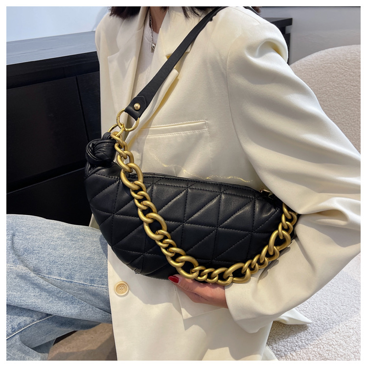 2021 New Style Chain Shoulder Underarm Bag Dumpling Bag display picture 2
