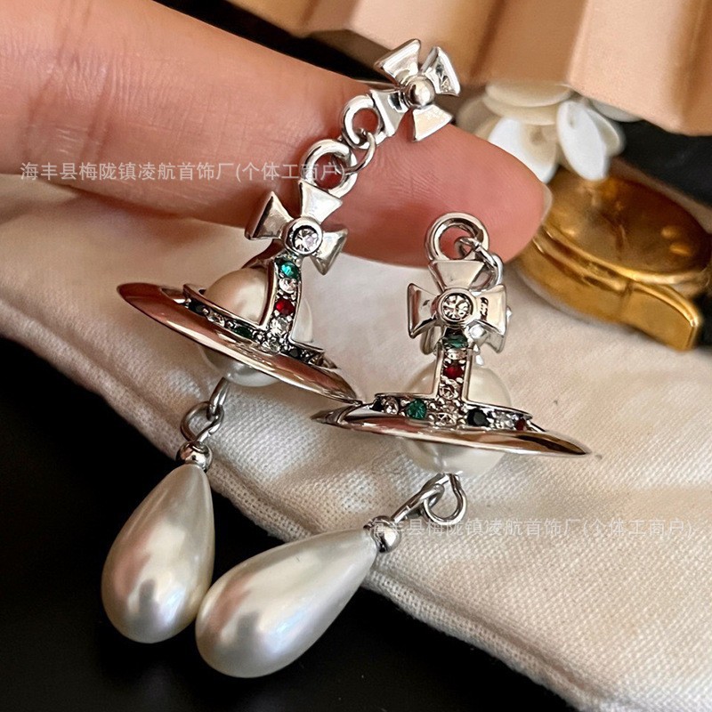 Three dimensional organic earrings drop-shaped from pearl