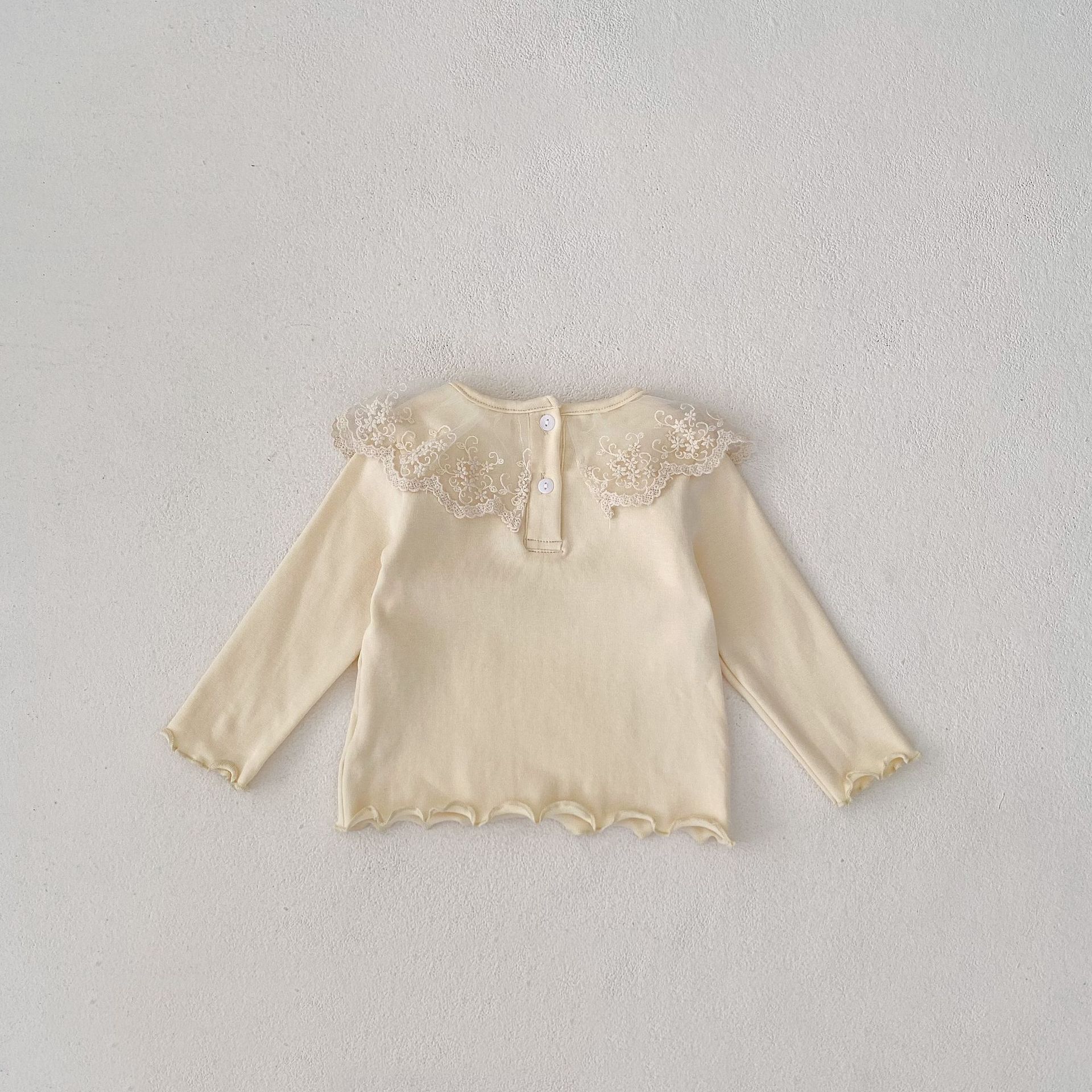 Jesenski set od tri dijela za djevojčice 2024. s čipkastom majicom s ovratnikom, mrežastim hlačama i jednobojnim žakard kaputom, Taken_voghion.com