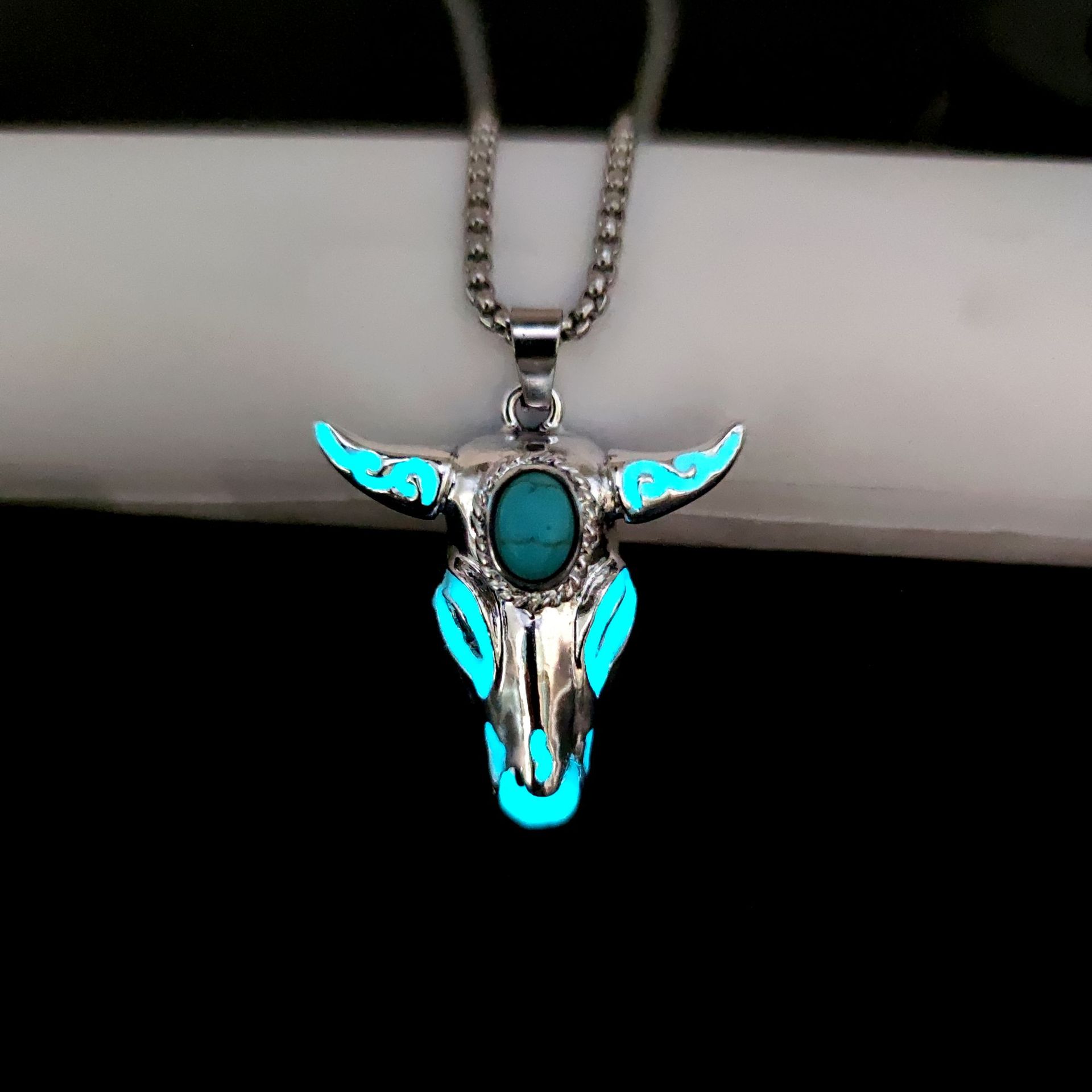 Alloy Material Retro Cattle Alloy Inlaid Turquoise Unisex Pendant Necklace 1 Piece