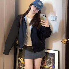2025両面にコートを着ている女性の春の新商品の格子のつなぎ合わせ感があります。