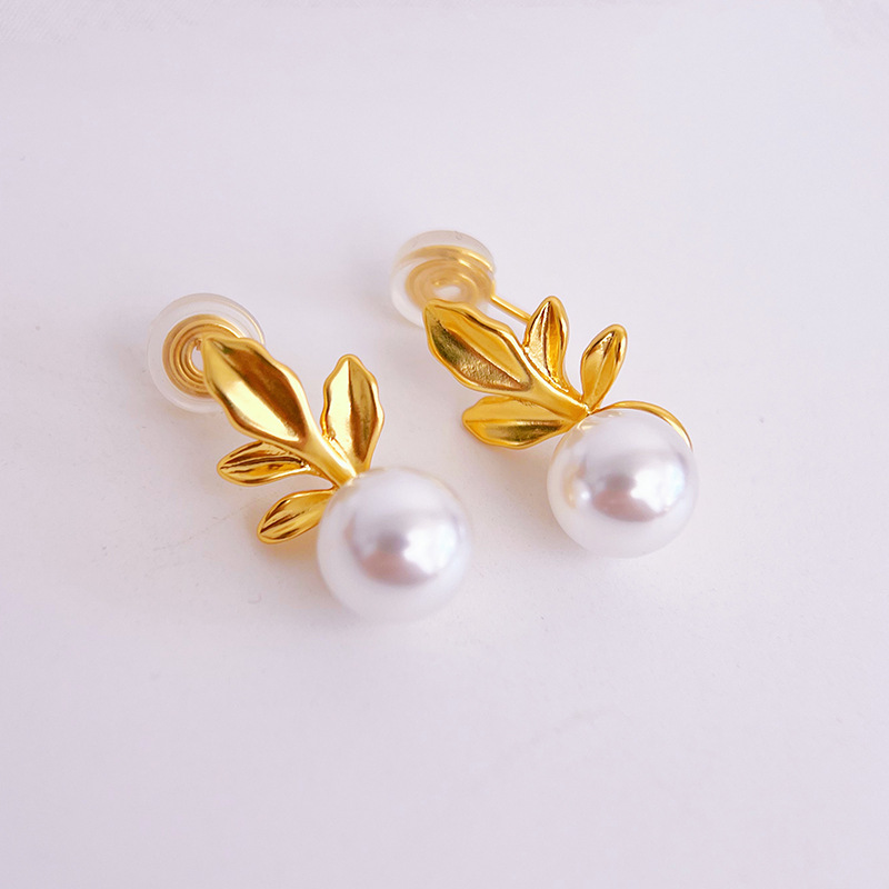 Matte small design earrings pearl