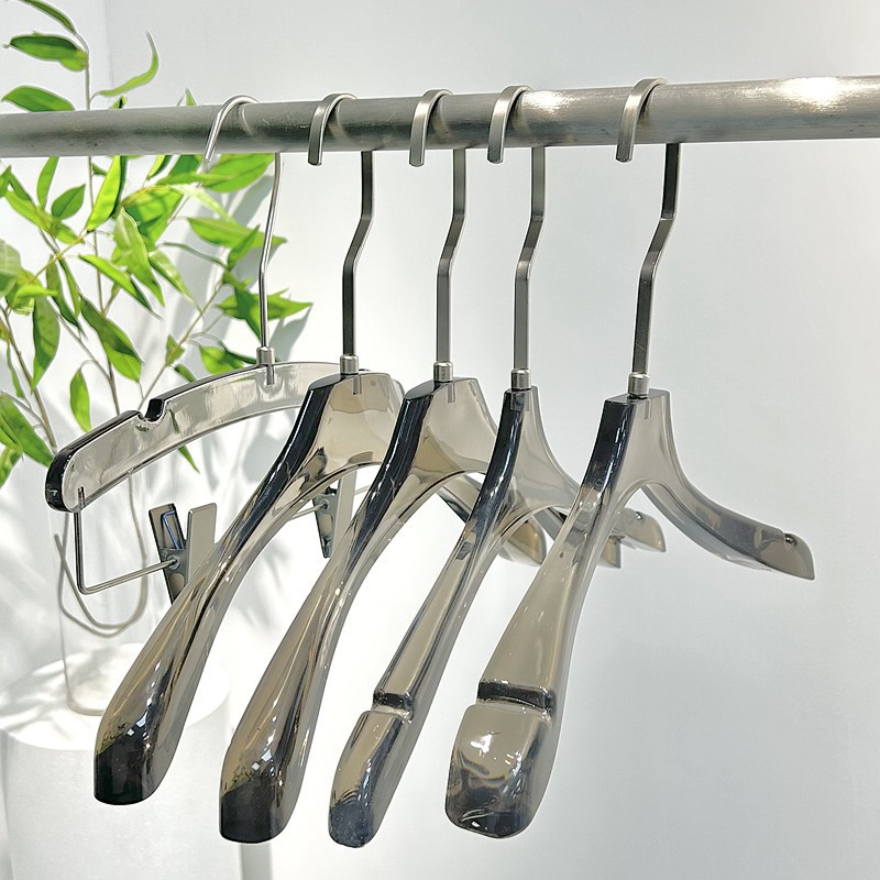 Tienda de ropa gris ahumado especial para hombres y mujeres percha de acrílico transparente para niños pantalones de plástico al por mayor clip Hanger logo