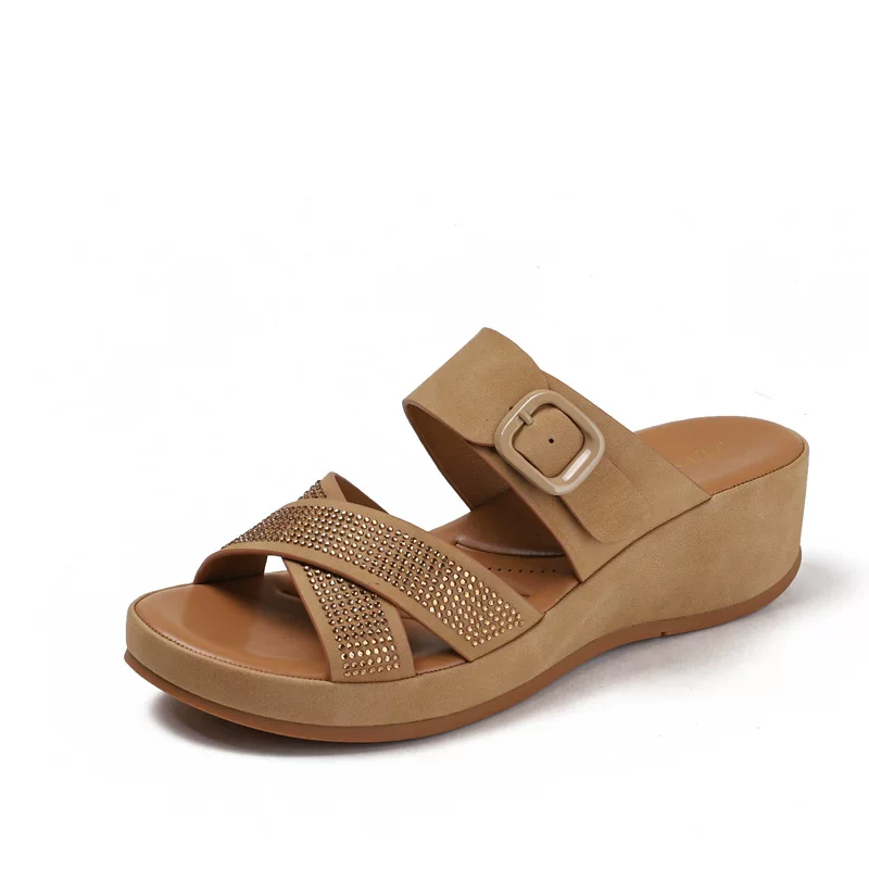 Slippers platform, non-slip footwear, fashionable slide for leisure, boho style, for import, soft sole
