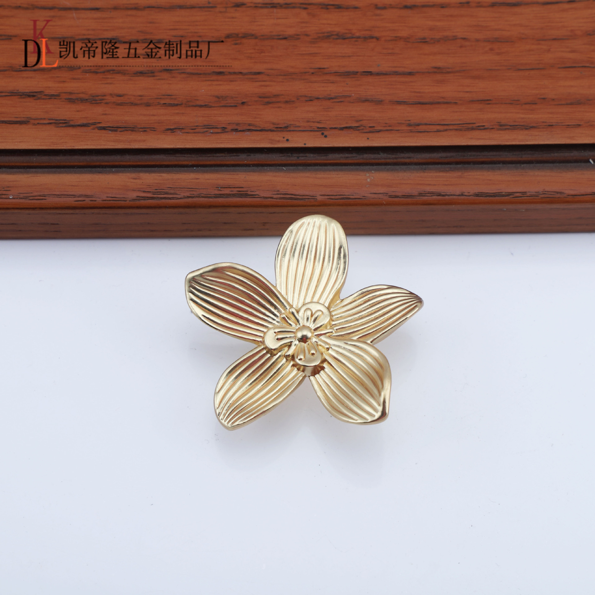 Suministro directo de fábrica nuevo estilo chino mango diseño pétalo tipo agujero único gabinete puerta baño gabinete luz lujo aleación zinc estantería