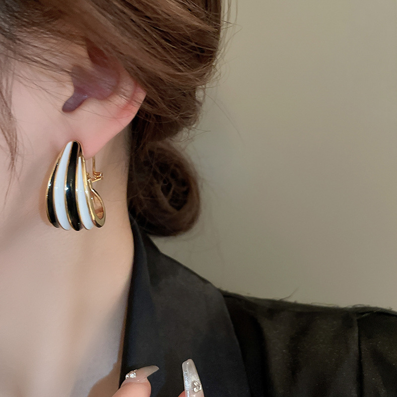 Dizainerio stiliaus, elegancija, išskirtinė kaklo grandinėlė, madingas, lengvas prabangus papuošalų rinkinys_voghion.com