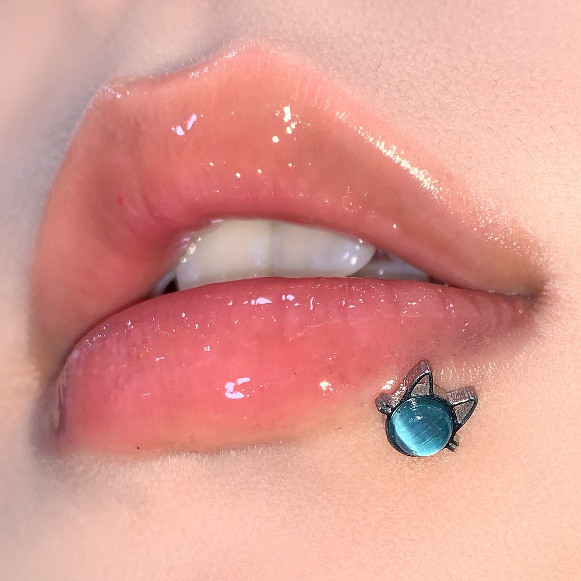 Silver pointed spike labret stud material detail