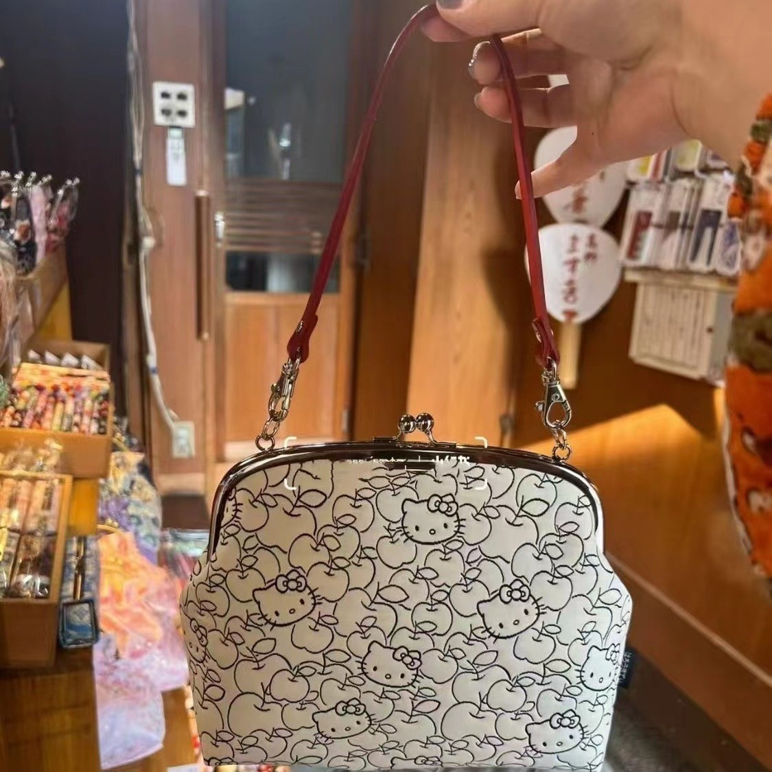 액세서리가 없는 블랙