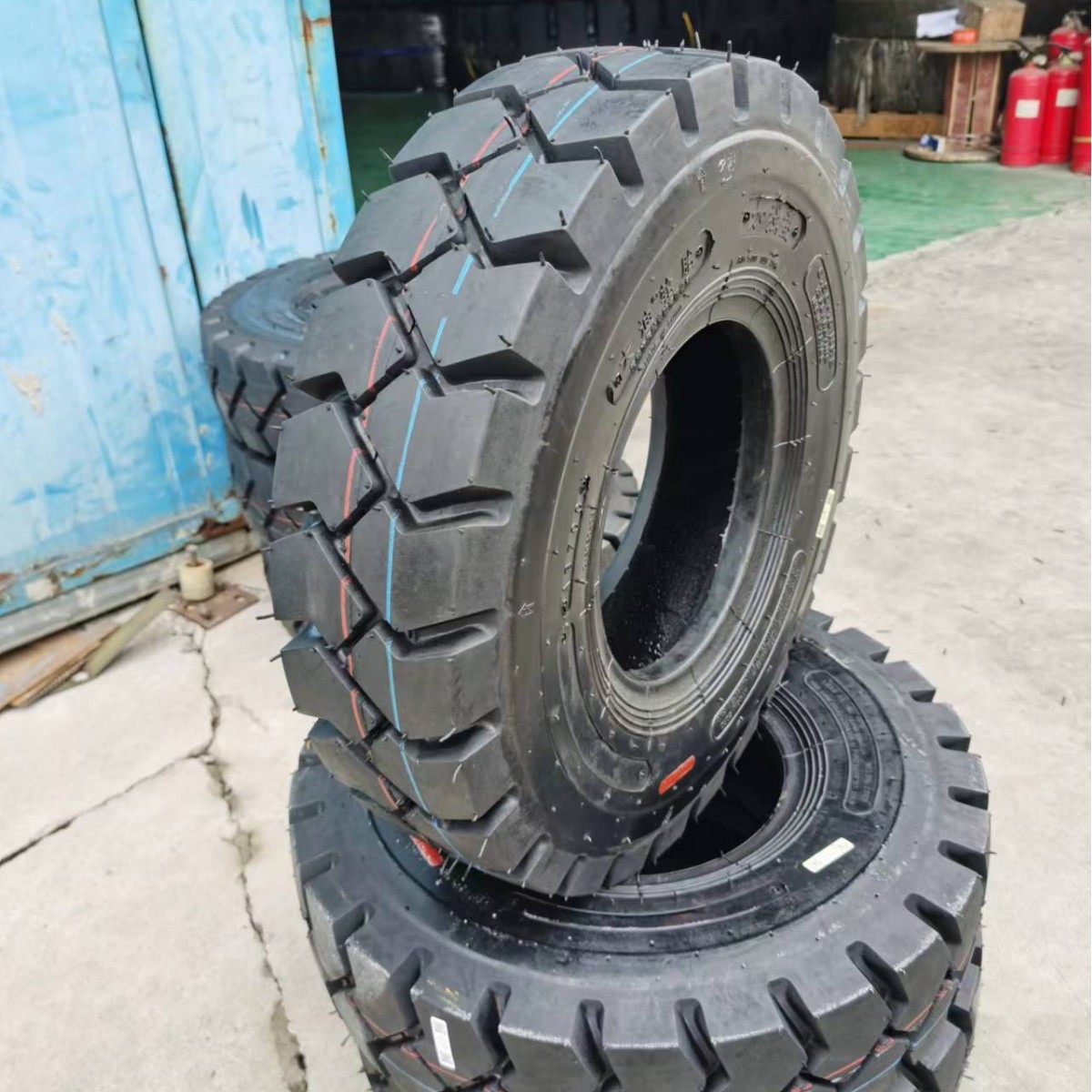 供应高品质650-10/28x9-15三吨叉车轮胎加强型充气轮胎