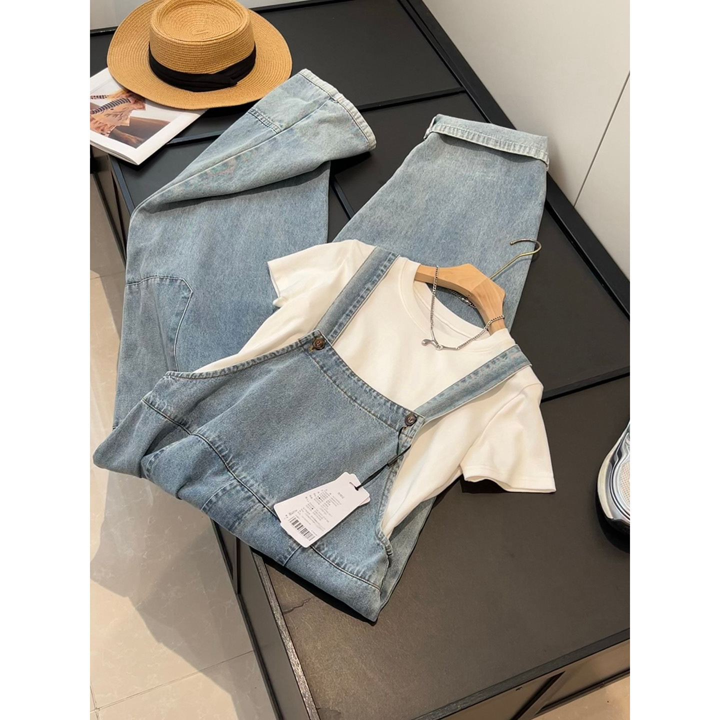 Comfortable and youthful! Loose-fitting, slimming, adjustable button-down shoulder straps, light-colored wide-leg denim overalls, casual jumpsuit.