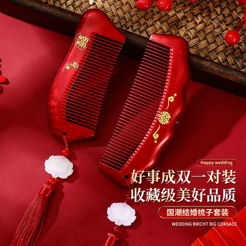 Бордовая праздничная подарочная коробка, кисть