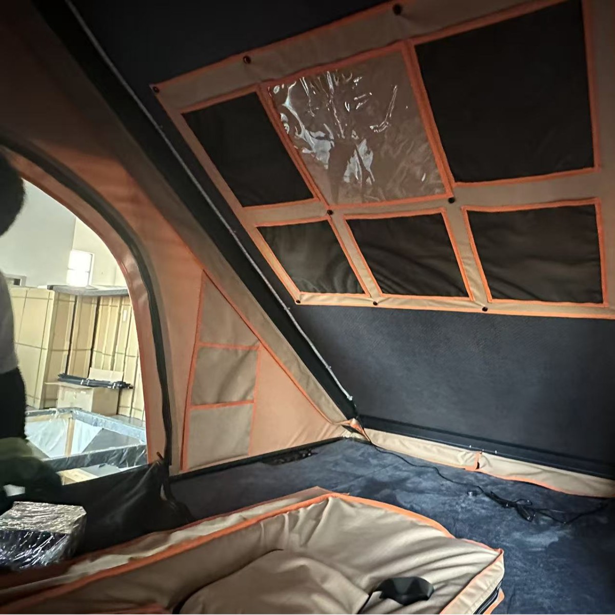 Fabricantes al por mayor de aleación de aluminio triangular sombrilla al aire libre camping viaje a prueba de lluvia gruesa techo duro