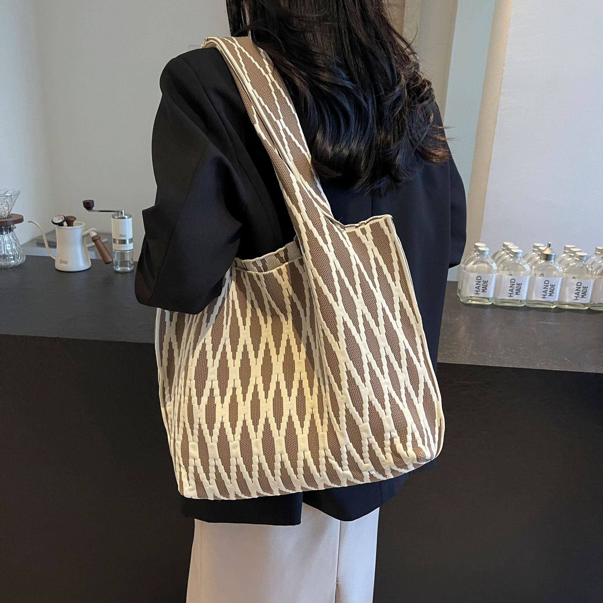 24 Single-shoulder bag for women, a niche design wavy knitted shoulder bag for shopping on the street, a large-capacity woven bucket bag for commuting Item Picture