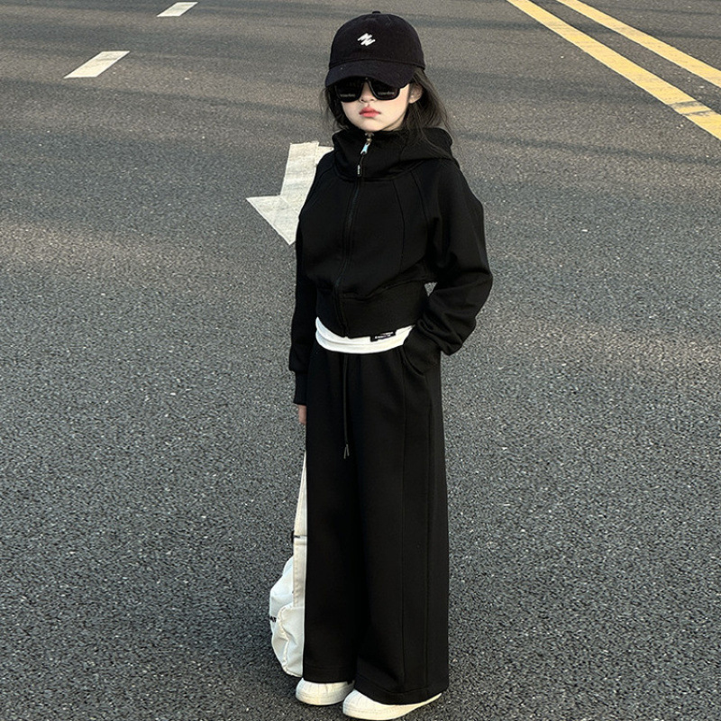 검은색 재킷과 바지