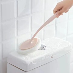 長い柄のスポンジは浴室をブラシして汚れを取り除きます。