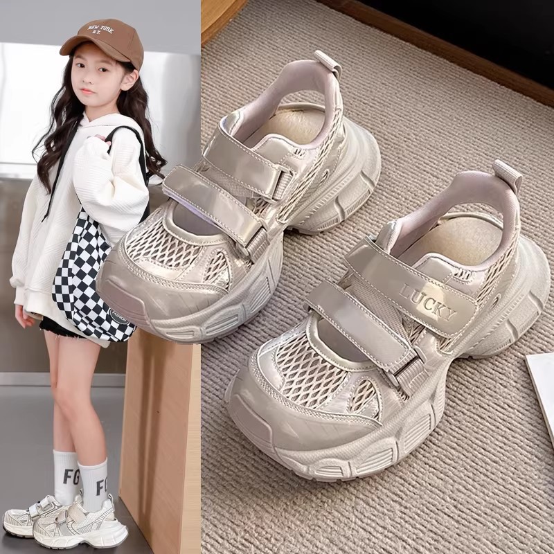 Niñas sandalias de moda versátiles 2026 verano nuevos zapatos casuales transpirables de malla para niños zapatos de carreras perforados