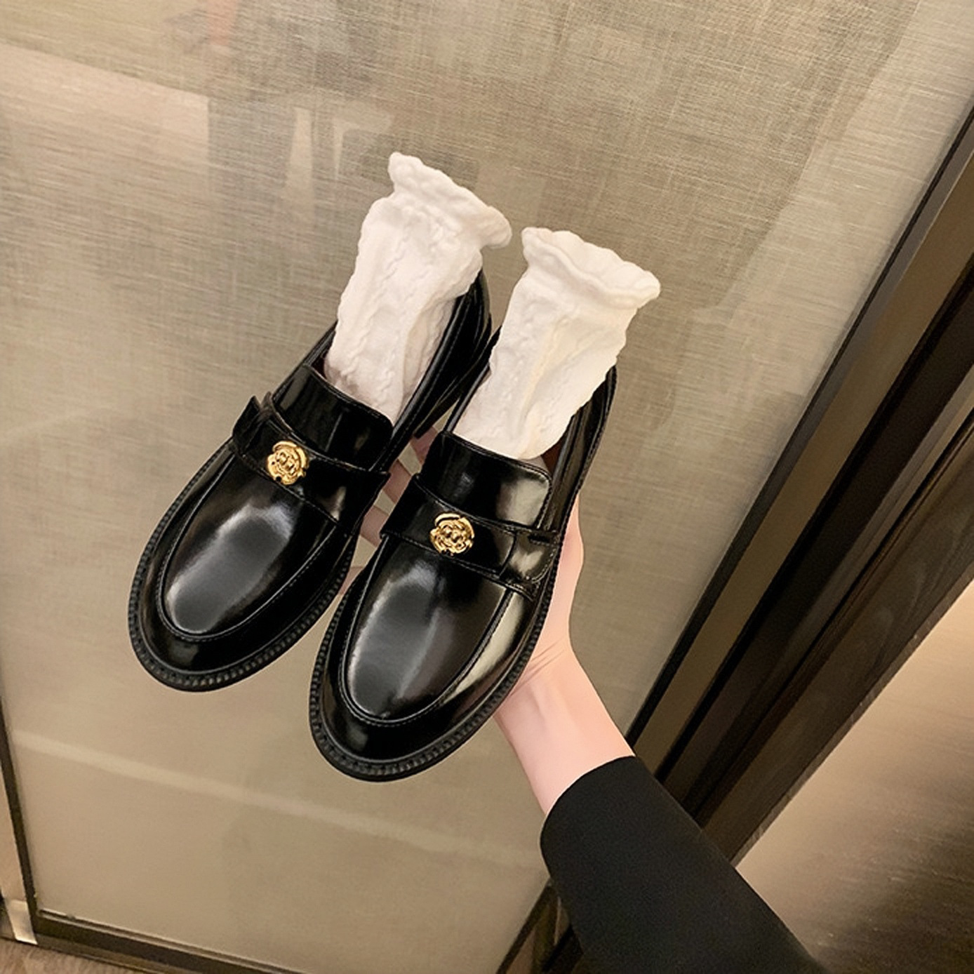 Verzia z hovädzej kože ~ Malá topánka s prackou v zlatej farbe, pravá okrúhla špička, jedna časť, hrubý podpätok, mokasíny, malé kožené topánky_voghion.com