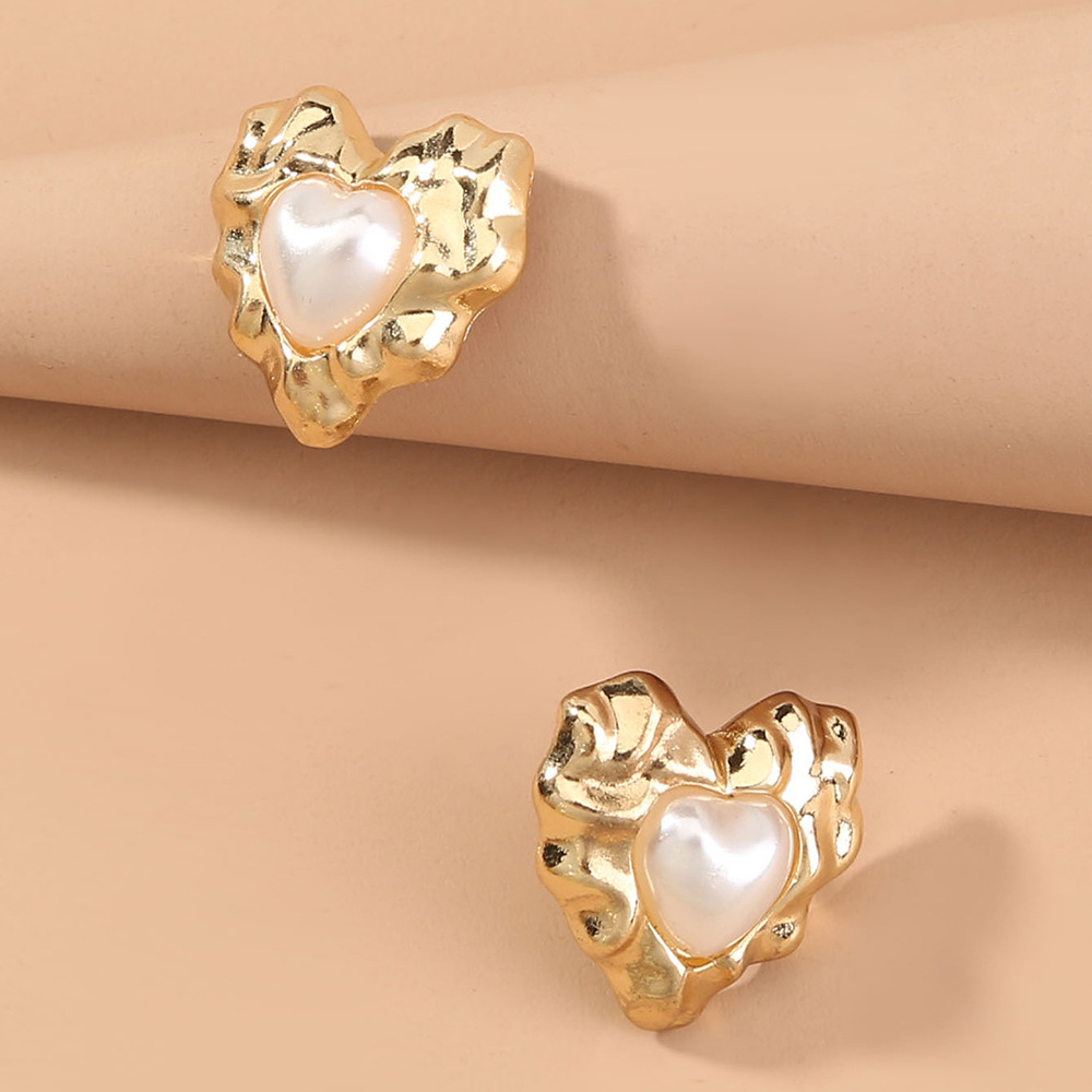 Retro Heart-shaped Metal Pearl Earrings display picture 5