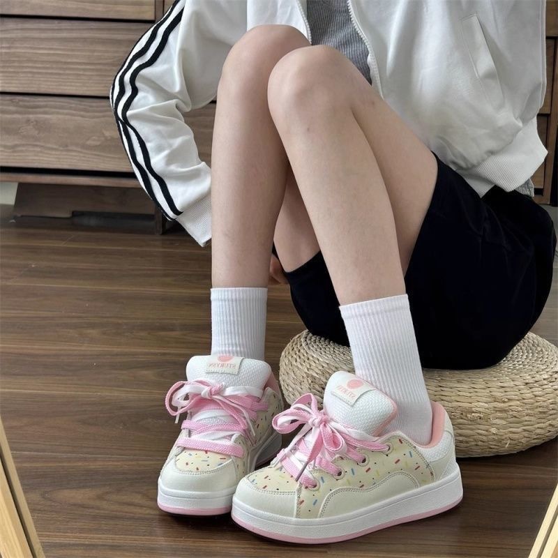 Pequeños zapatos blancos primavera y otoño 2025, nuevos zapatos de pan de color rosa, zapatos de skate de moda casuales para mujeres