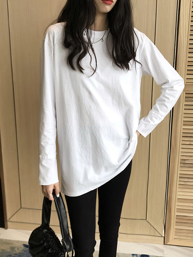 ゆったりとした純綿の長袖tシャツの女性は毛を磨いて厚い内にシャツの袖の底のシャツを掛けます。