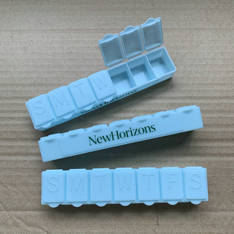 食品级材料 单排一周刻字药盒 刻英文字母7格药盒 带刻字一周药盒