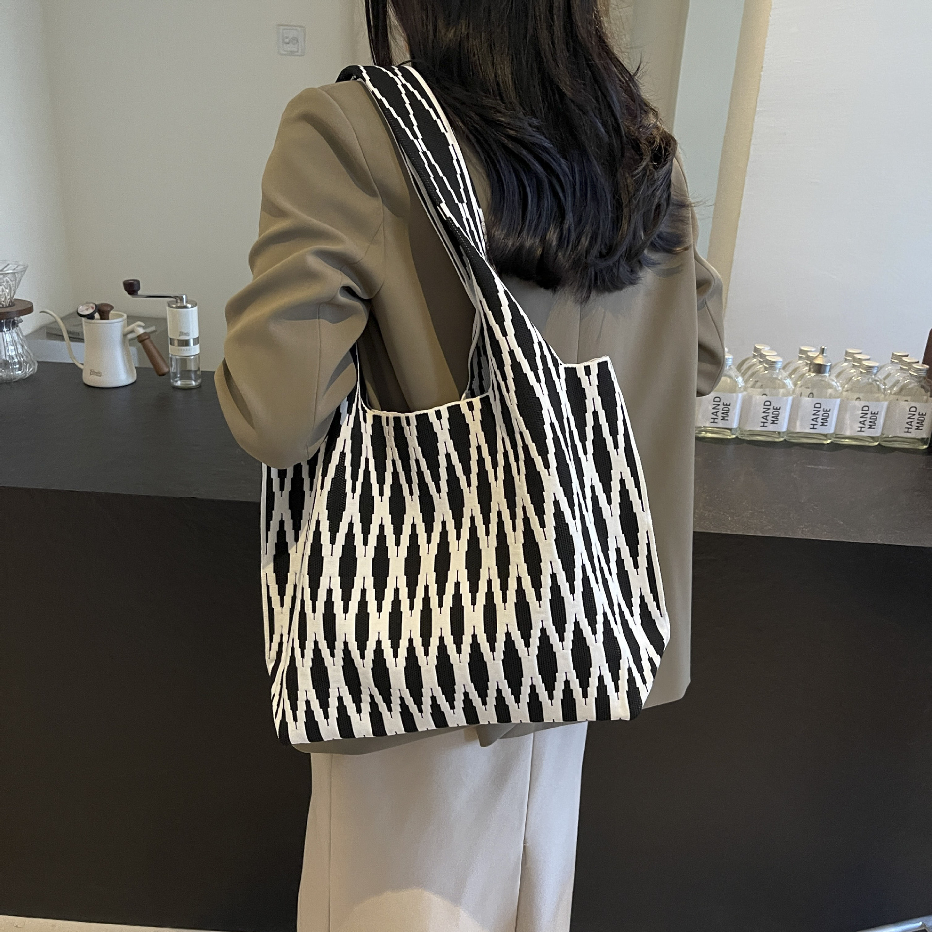 24 Single-shoulder bag for women, a niche design wavy knitted shoulder bag for shopping on the street, a large-capacity woven bucket bag for commuting details Picture
