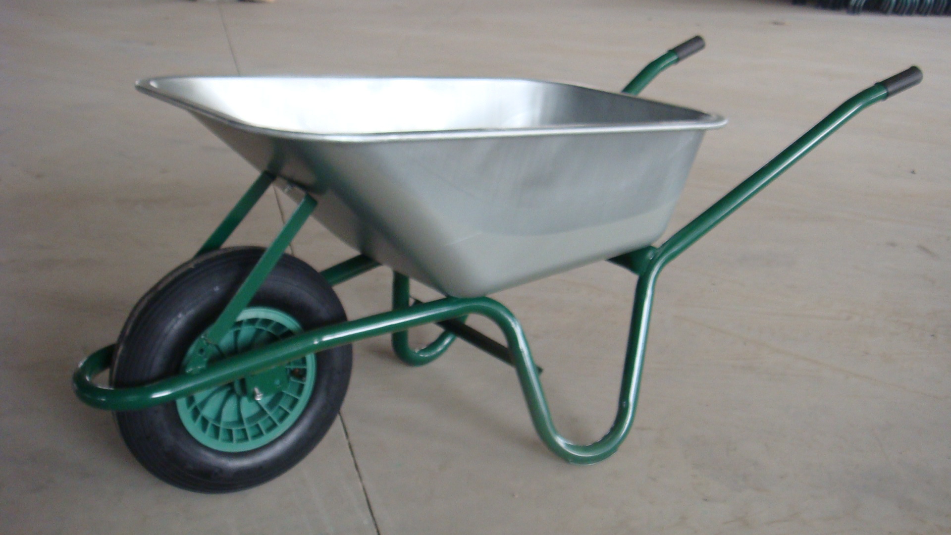 专业工厂生产欧洲市场独轮手推车WB6414