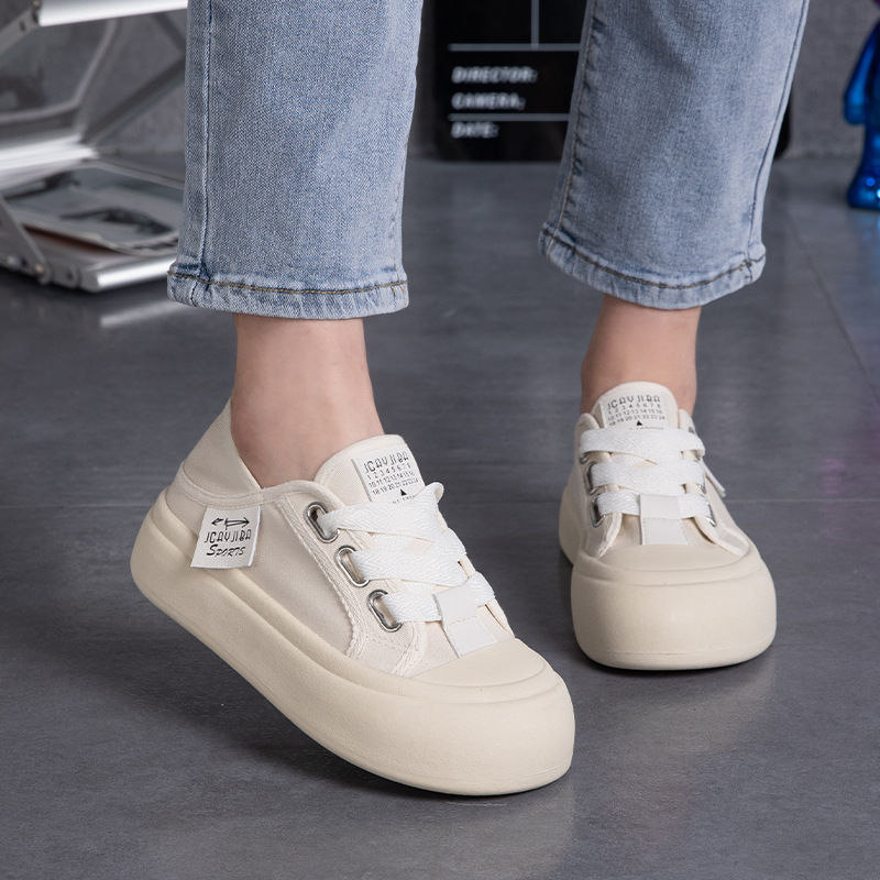 2024 Primavera/verão Novos Sapatos de Lona de Sola Grossa para Estudantes do Sexo Feminino, Sapatos Casuais Meio Trailer Pequenos Brancos, Sapatos de Board Respiráveis e Versáteis_voghion.com